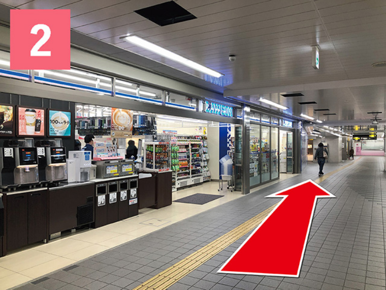 左手のローソンを目印に直進します。