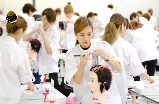 姉妹校・KANBI（関西美容専門学校）との併修で美容師資格を取得！多彩なキレイのスキルが活躍の場を大きく広げる