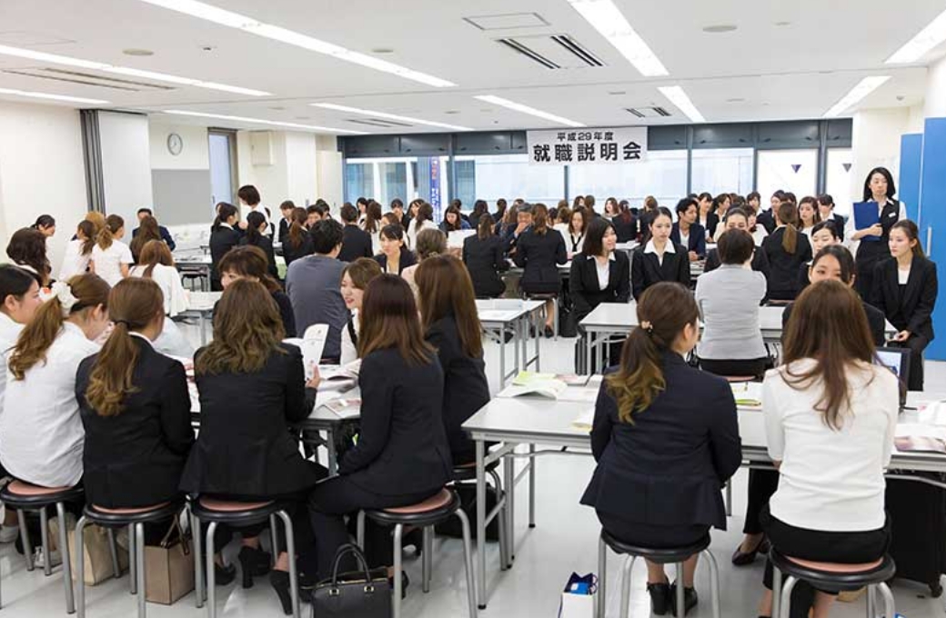 入学から卒業まで一貫してつねに就職をサポートします